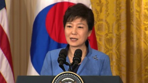 Мощен срив в рейтинга на южнокорейския президент след корупционния скандал с нейната съветничка