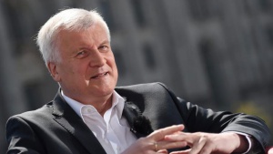 Конгресът на ХСС започна без Меркел. Зеехофер приема новата програма за изборите