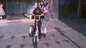 Вики от Пловдив вече кара новият си специализиран велосипед