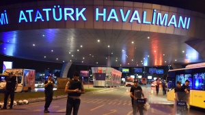 Стрелба на летището в Истанбул, има пострадали
