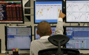 Щатският долар тръгна нагоре спрямо йената, след като ФБР съобщи, че Хилари Клинтън не трябва да бъде съдена