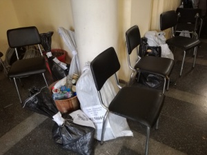 Бюлетини без надзор в Кърджали, хора спят по пейките