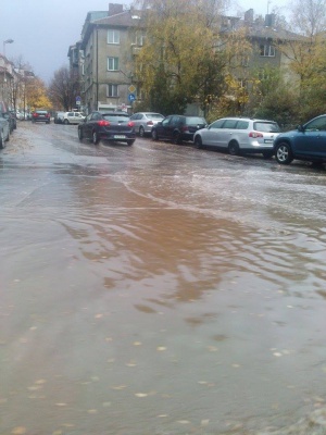 Задръствания и наводнени улици в София заради проливния дъжд