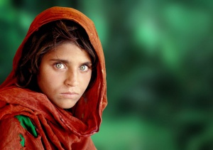 Депортираха “момичето със зелените очи“ обратно в Афганистан