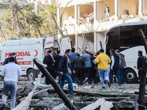 Мощна експлозия! Взривиха офиса на турски губернатор, има ранени