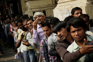 Масови сблъсъци пред банките в Индия заради изтеглените от обращение банкноти
