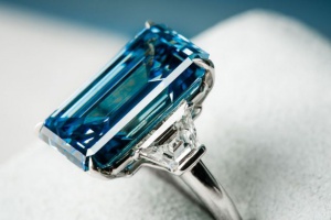 Продадоха на търг рядък син диамант за 17 млн. долара
