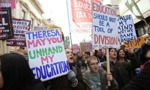 Студенти на протест срещу скъпото висшето образование във Великобритания