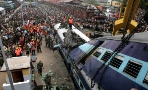 120 души загинаха при дерайлиране на пътнически влак в Индия