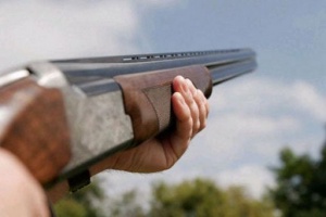 Мъж стреля с ловна пушка по деца край Кюстендил