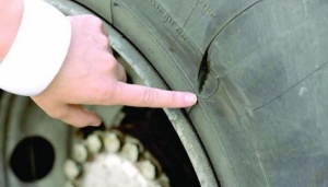 Вандали нарязаха гумите на пет автомобила в Русе. Подозират отмъщение