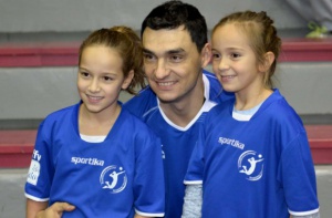 Школата по волейбол на Владо Николов чества първата си година с благотворителен турнир