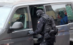 Спецполицията нахлу в къщата на барикадиралия се в Горна баня въоръжен мъж
