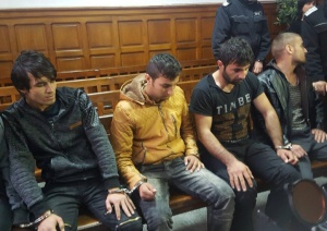 Петима от мигрантите, участвали в бунта в Харманли, остават в ареста