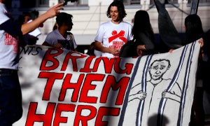 Протестиращи в подкрепа на мигрантите спряха заседание на австралийския парламент