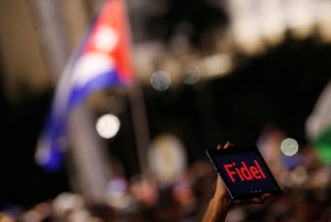 Хиляди кубинци почетоха памета на Фидел Кастро в Хавана