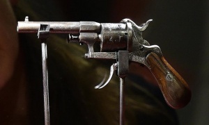 На търг ще се продаде най-известният револвер във френската литература