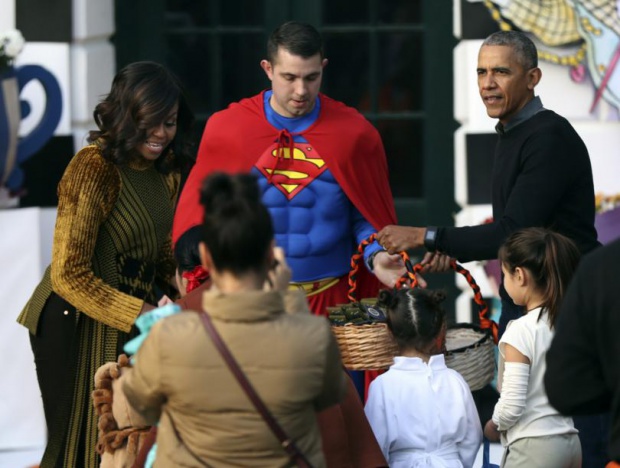 Барак и Мишел Обама раздадоха лакомства за Хелоуин в Белия дом