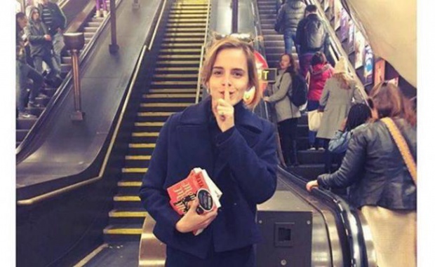 Ема Уотсън "крие" книги в лондонското метро в инициатива с Books On The Underground