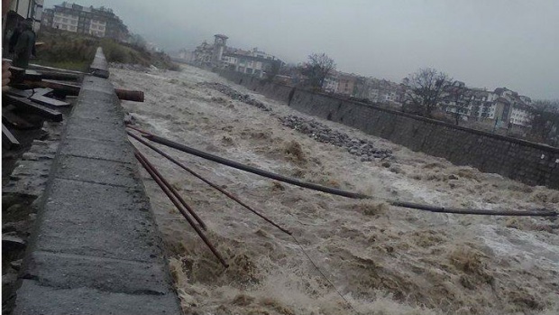 Бедствено положение в Банско. Потопът нанесе щети върху мостовете и заведенията в града (обобщение)