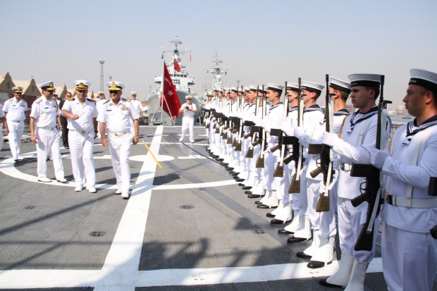 Близо 300 военноморски офицери уволнени заради подозрения за връзки с Гюлен