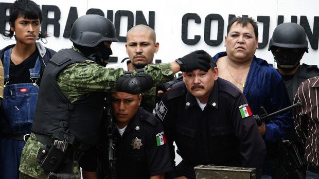 Мексикански кмет обвинен за съучастие в убийствата на стотици