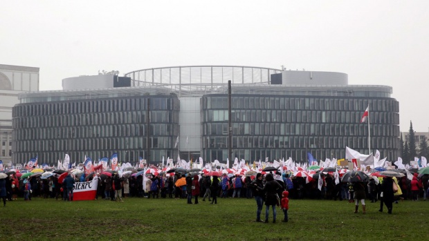 Масови демонстрации във Варшава срещу образователната реформа
