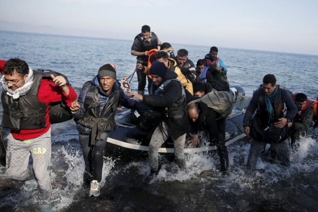 Вишеградската група: За да се справим с бежанския поток, трябва да връщаме мигрантите