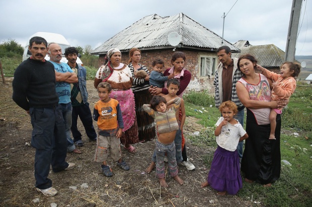 Година и половина след акция „Багер” в Гърмен отново се стри в ромската махала