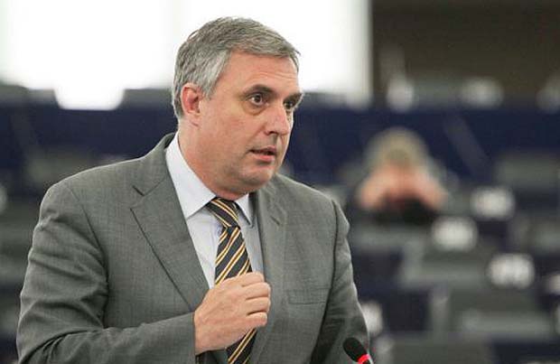 Калфин се яви на разпит в Столичното следствие за бартера с ваксините