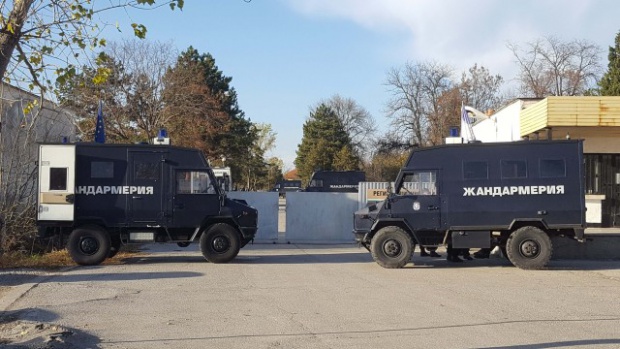 Жандармеристи охраняват лагера в Харманли докато трае дезинфекцията на мигрантите