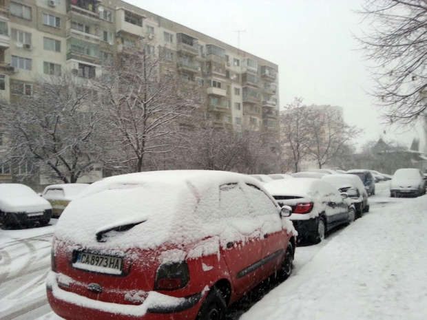 Заради обилния снеговалеж в София са станали близо 400 пътни инцидента