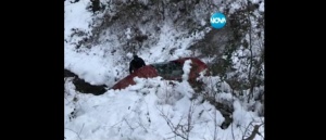 Заради непочистен сняг! Баща и син пропаднаха с колата си в дере край София