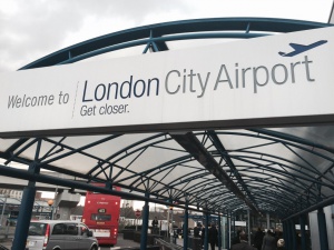 Лондонско летище отмени близо половината от полетите заради мъгла