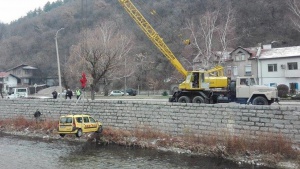 Такси излетя от улица и падна в река В Дупница (СНИМКИ)