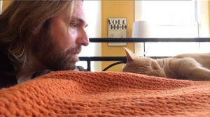 Видео показва как да отмъстите на котката си, ако не ви остава да се наспите