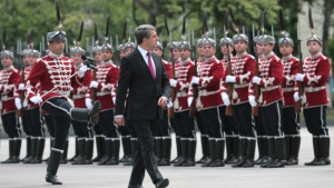 Удостоиха Плевнелиев с гвардейска сабя по време на честването на Националната гвардейска част