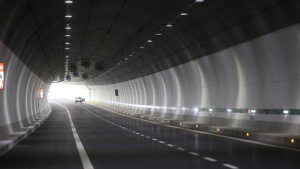 Частичка блокада в тунел "Ечемишка" заради аварирал камион