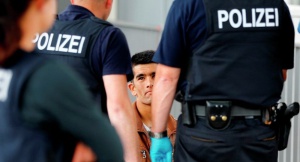 Ранени и задържани след бой в бежански център в Германия