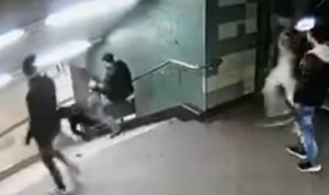 Задържаха съучастник в нападението над германка в берлинското метро (ВИДЕО)