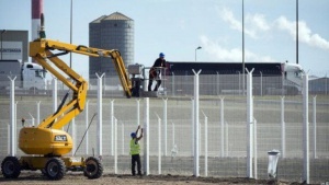 Приключи строежа на антимигрантската стена край Кале