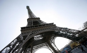 Протести затвориха Айфеловата кула в Париж