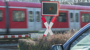Кола се заби във влак на прелез до Пловдив