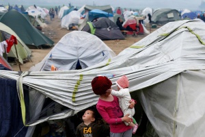 Полша няма да строи затворени бежански лагери