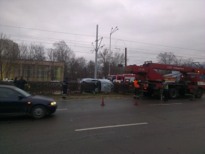 Кола се вряза в трамвайната линия на бул. България (СНИМКИ и ВИДЕО)