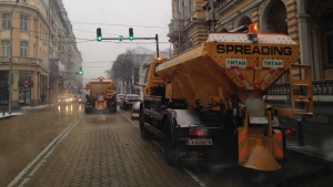 Продължава разпръскването на смеси срещу заледяване в София
