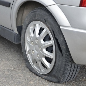 Враца осъмна с брутално нарязани гуми на над 10 коли
