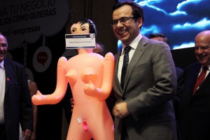 Секс кукла скара политиците в Чили
