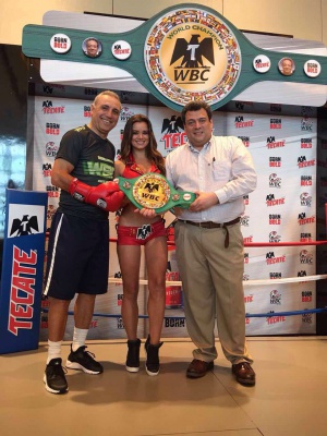 Наградиха Стоичков с шампионския пояс по бокс в Маями