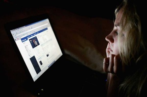 Facebook тагва "фалшивите" новините с иконка за "внимание"